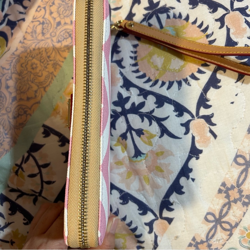 Dooney & bourke Pink Chevron Zip Wallet New without tags - Picture 4 of 6